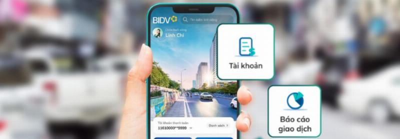 Hình ảnh bàn tay nhận tiền hoặc màn hình giao dịch ngân hàng hiển thị số tiền được chuyển, biểu thị quá trình giải ngân khoản vay cho doanh nghiệp